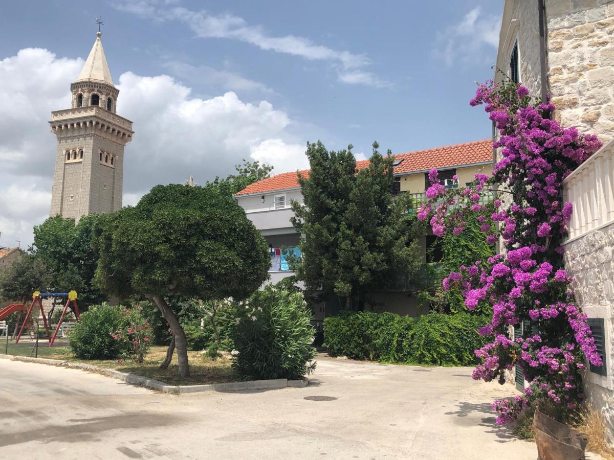 Spacious Apartment Close To The Sea In Split Area Kaštela Kültér fotó