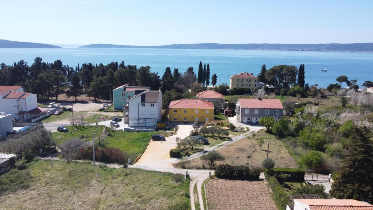 Spacious Apartment Close To The Sea In Split Area Kaštela Kültér fotó