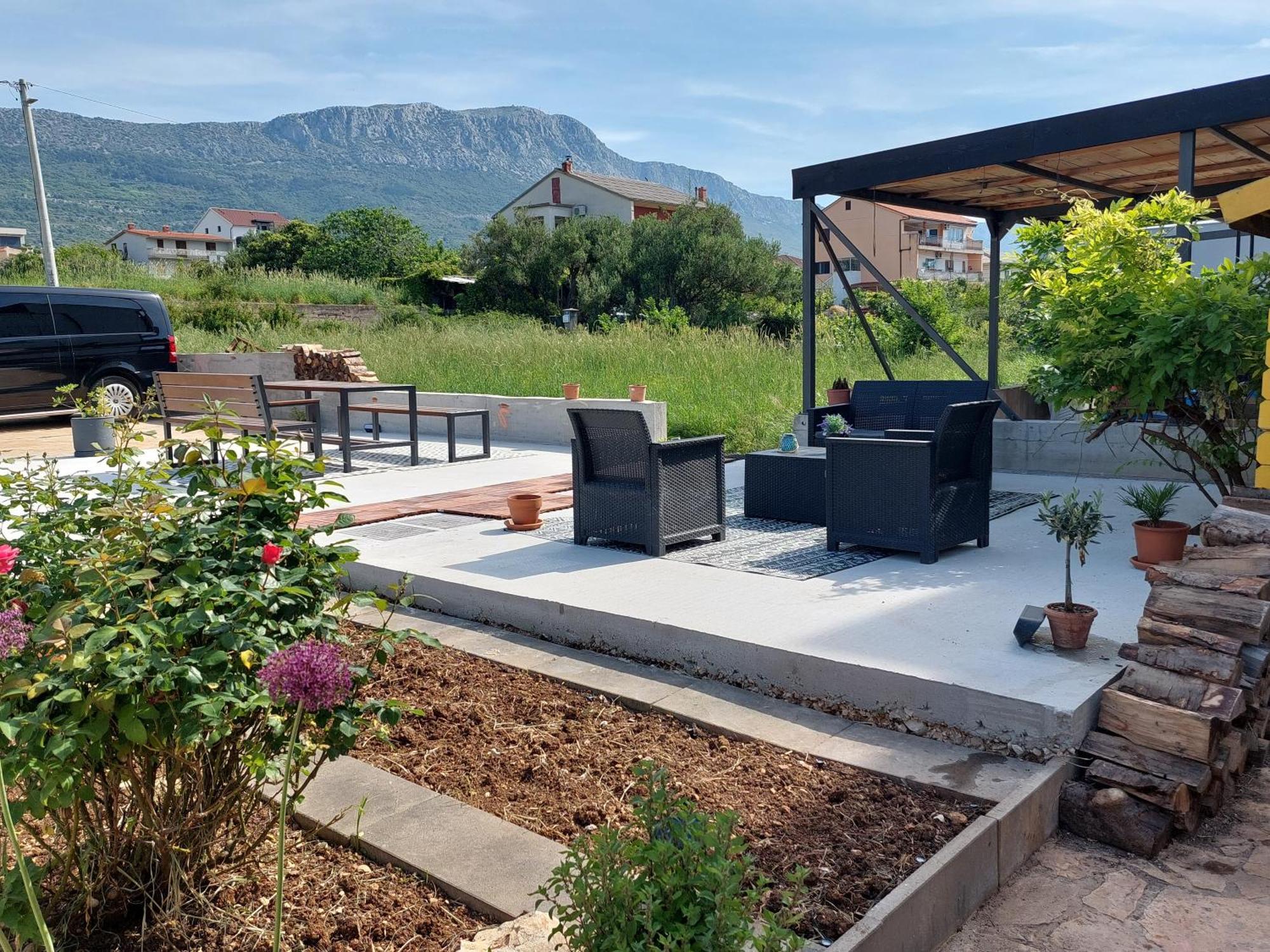 Spacious Apartment Close To The Sea In Split Area Kaštela Kültér fotó